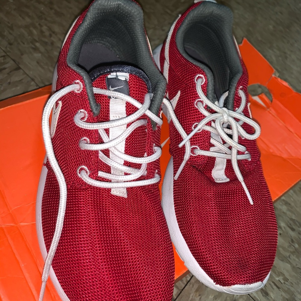 Nike roshe sneakers in red